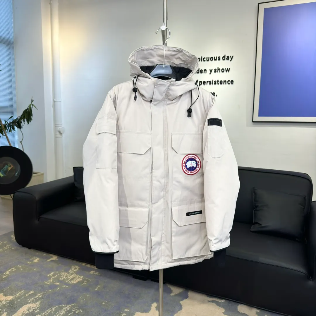 P800 Canada Goose "Canada Goose"🇨🇦 Beichen White / 08 Expedition Parka 4660M Product color: black, off-white, red, sand pink, sky blue, graphite gray, Beichen white, navy blue, sky blue, gray camouflage gray black label Product size: XS, S, M, L, XL, XXL The Expedition was originally a parka designed for scientists at the McMurdo Research Station in Antarctica. Whether your next journey takes you into the frozen urban jungle or across uncharted ice fields, wear Canada Goose's Expedition Parka and get proven results year after year in Antarctica by the National Science Foundation's Center for Polar Research.  Material list: 1⃣ Uses Y-shaped Velcro imported from Taiwan (exclusive in the market) 2⃣ Uses 18-count polyester-cotton blended fabric imported from South Korea (authentic synchronized fabric) 3⃣ National standard 80% white duck down, (zp uses 80% white duck down/90% of all boasts are fake) 4⃣ Western Canadian coyote hair (non-market dyed fox hair filled with wolf hair) Material analysis characteristics: 1⃣ The original/polyester-cotton fabric has a high polyester fiber content, and the polyester-cotton fabric has high heat and light resistance and good stability. It has bright colors, high fiber strength, durability, light resistance, heat resistance, and straightness. 2⃣ As we all know, the original version uses 80% white duck down. The fill power refers to the cubic inches of volume occupied by each ounce (30 grams) of down under certain conditions. If one ounce of down occupies 500 cubic inches, the fill power of the down is 500. So we can simply understand it as: fill power is the volume of down, and the volume of down is fill power. The higher the fill power of down, it means that under the same filling amount, down can fix a larger volume of air layer to keep warm and insulate, so the warmth retention of down is better. 3⃣ Western Canadian coyote hair, "large range of selected neck hair" is soft and fluffy, each wolf hair is 60-63 long / 14-16 wide at the peak, this width + preferred parts. It is basically unmatched by the same industry